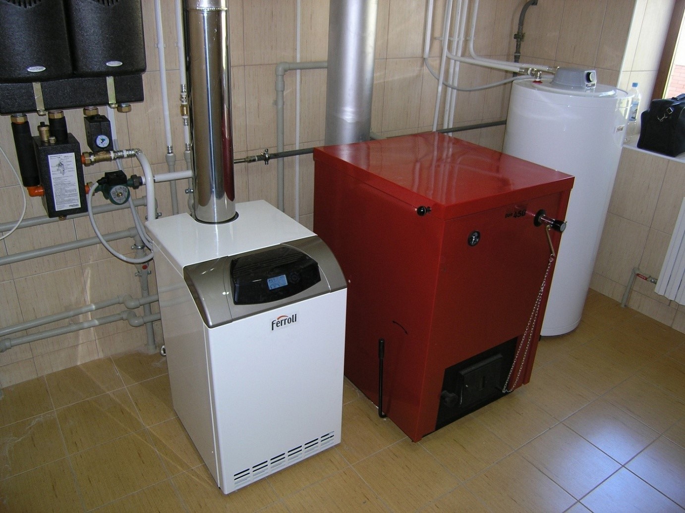 На фото один из примеров организации отопления на базе напольного газового котла.